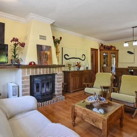 Wunderschoenes Im Landhausstil Mit Pool Fuer 6 Personen, 6 Km Vom Entfernt Holiday home *